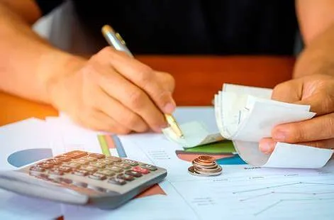 Học bổng và hỗ trợ tài chính: Giảm bớt gánh nặng tài chính