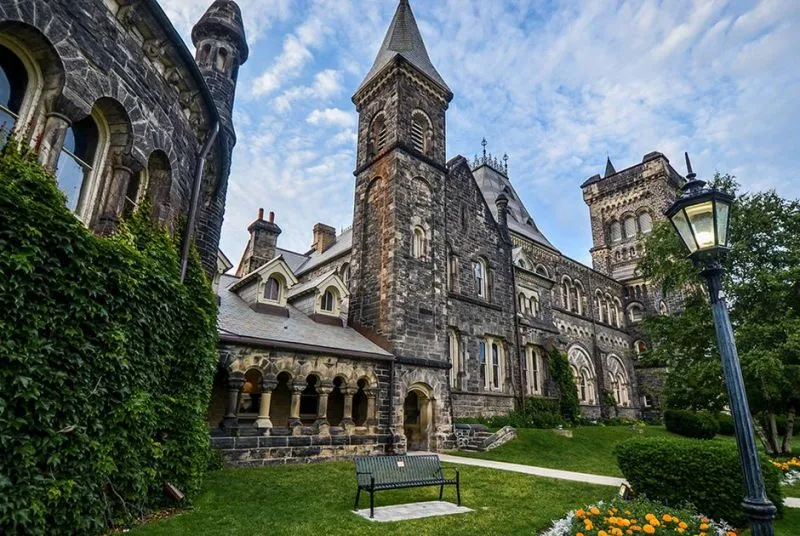 Nên học Đại học nào ở Canada?